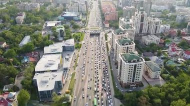 Almaty, Kazakistan - 3 Mayıs 2022: bir şehir otoyolunda trafik sıkışıklığı. Bir İHA görüntüsü