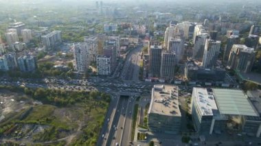 Almaty, Kazakistan - 4 Mayıs 2023: Şehir merkezinde bir köprü ile yoğun bir kavşak. Yukarıdan görüntüle