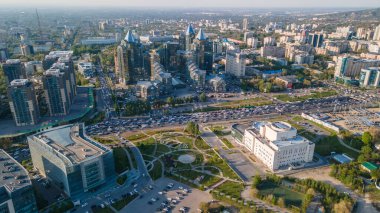 Almaty, Kazakistan - 4 Mayıs 2023: Kendi parkı ve tiyatrosu olan bir iş bölgesi. Drone bakış açısı