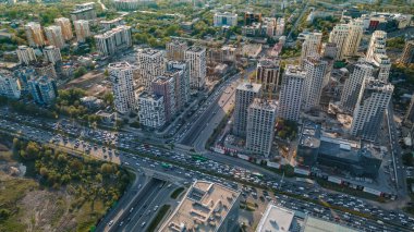 Almaty, Kazakistan - 4 Mayıs 2023: kavşakta trafik sıkışıklığı. İnşaat devam ediyor.