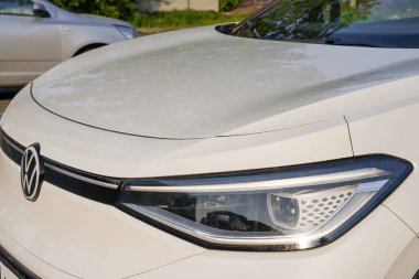 Almaty, Kazakistan - 4 Mayıs 2023: Volkswagen ID44ün sol ön farları. Elektrikli araba.