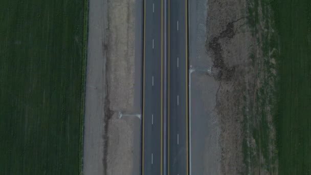 没有交通的高速公路的俯瞰图 位于田野之间 — 图库视频影像