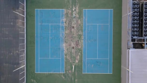 Два Старых Больших Теннисных Поля Крыше Заброшенного Здания Вид Беспилотника — стоковое видео