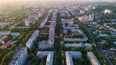 Almaty, Kazakistan - Haziran 06, 2023: Şehrin doğu kesimindeki evlerin çatılarının manzarası. Drone bakış açısı