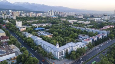Almatı, Kazakistan - Haziran 06, 2023: Dostyk ve Abay caddelerinin kesişmesi. Drone bakış açısı