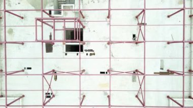 İnşaat halindeki bir binanın çatısında demir iskelet var. Yeni bina. İnsansız hava aracından görüntüle