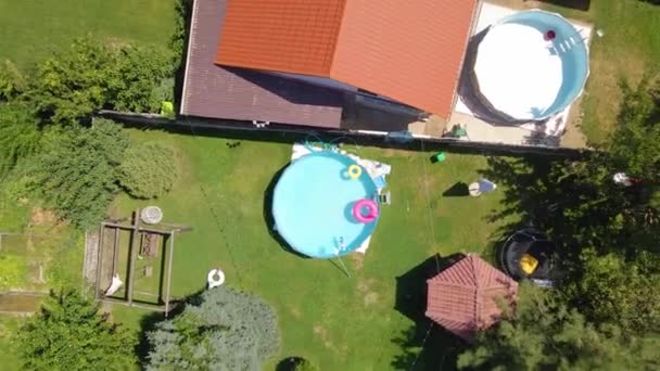 房子院子里框架水池的俯瞰图 无人机视图 — 图库视频影像