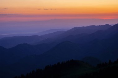 Sabah sisli dağ siluetleri. Mavi saat                               