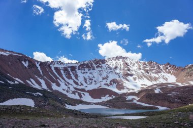 Moraine gölleri yüksek dağlarda. Yaz zamanı. Bulutlu