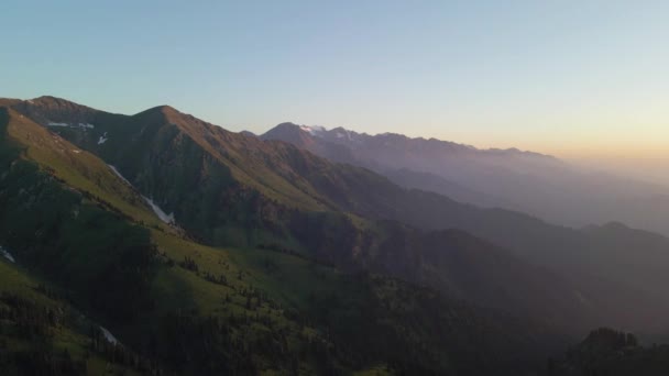 山の丘や山は 木々で覆われています 日光の節約時間 ゴールデンアワー — ストック動画