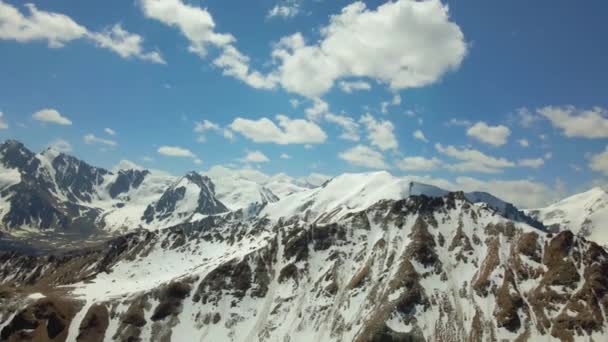 Picos Montañas Nevadas Contra Cielo Nublado Verano Vacaciones Activas — Vídeos de Stock