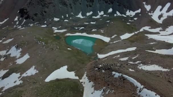 Lac Morainique Pied Des Montagnes Été Vacances Actives — Video