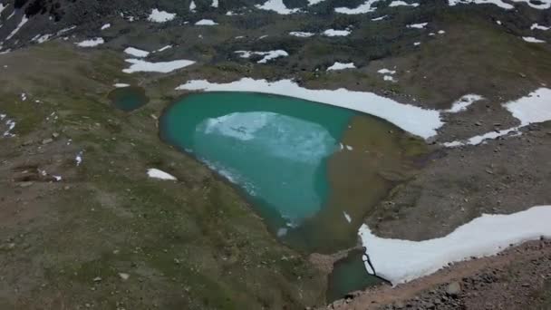 Jezioro Morenowe Pokryte Lodową Skorupą Czas Lato Aktywne Wakacje — Wideo stockowe