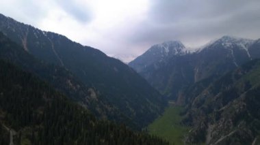 Dağların yüksek kesimlerinde bir panorama. Bulutlu hava
