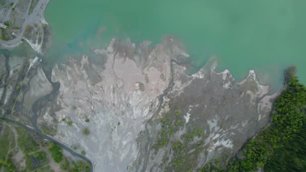 Ποτάμι Ρέει Μια Βουνίσια Λίμνη Στην Ακτογραμμή Άποψη Από Ψηλά — Αρχείο Βίντεο