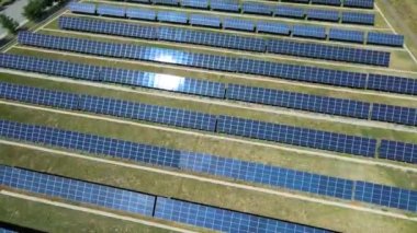Güneş panelleri güneşi yansıtır. Elektrik enerjisi. Yenilenebilir enerji kaynakları