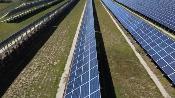 Солнечные Панели Установлены Металлических Фермах Электрическая Энергия Возобновляемые Источники Энергии — стоковое видео