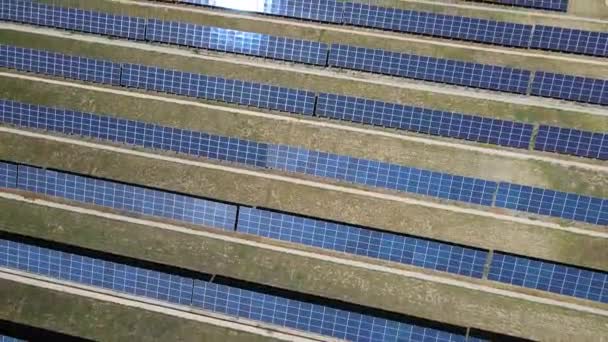 Sonnenkollektoren Die Einer Reihe Kraftwerk Installiert Wurden Blick Von Oben — Stockvideo