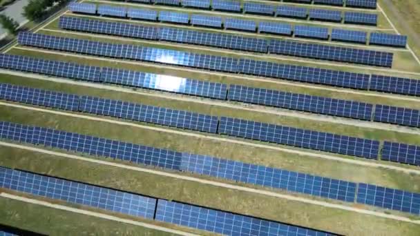 Солнечные Панели Отражают Солнце Электрическая Энергия Возобновляемые Источники Энергии — стоковое видео