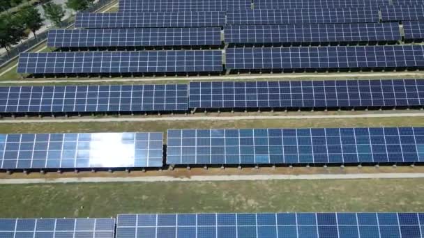 Reihen Von Sonnenkollektoren Mit Reflexionen Der Sonne Elektrische Energie Erneuerbare — Stockvideo