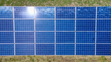 Güneş panelleri bir alanın yüzeyine kurulmuş. Yenilenebilir enerji. Yukarıdan görüntüle