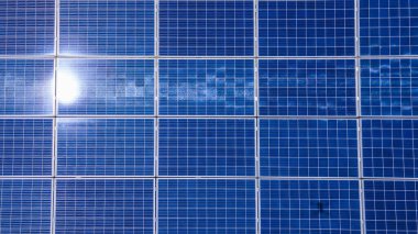 Güneşin parlaklığına sahip güneş panelleri. Yeşil enerji