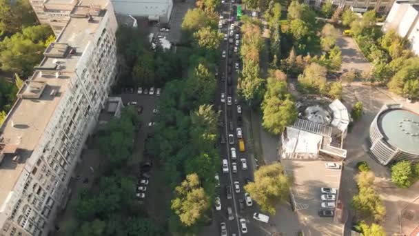 カザフスタンのアルマトイ 2023年8月17日 夜の市街地の交通渋滞 ドローンビュー サンセット — ストック動画