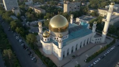 Almaty, Kazakistan - 17 Ağustos 2023: Central City Camii. Gün batımında Bir İHA görüntüsü