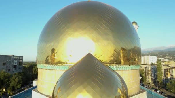 哈萨克斯坦阿拉木图 2023年8月17日 金色圆顶 背景为新月形 中央清真寺 — 图库视频影像