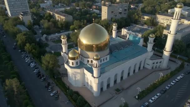 哈萨克斯坦阿拉木图 2023年8月17日 市中心清真寺 日落的时候从无人机上看到的 — 图库视频影像