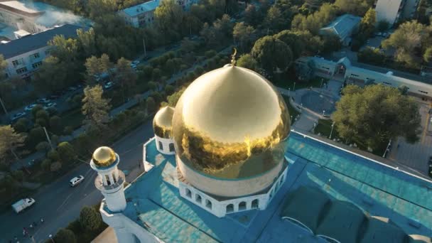 哈萨克斯坦阿拉木图 2023年8月17日 中央清真寺的金色圆顶 从无人机上看到的 — 图库视频影像