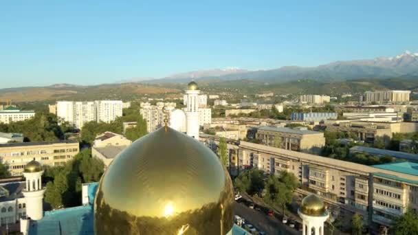 哈萨克斯坦阿拉木图 2023年8月17日 清真寺中央圆顶 背景为新月形月亮 从无人机上看到的 — 图库视频影像