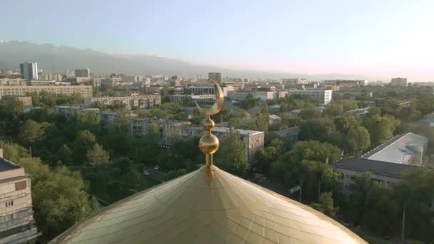 Almaty Kazakistan Ağustos 2023 Cami Kubbesinin Tepesinde Hilal Gün Batımında — Stok video