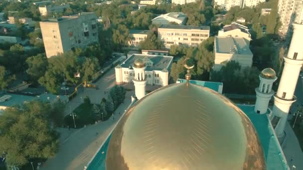 カザフスタンのアルマトイ 2023年8月17日 中央モスクのドームとミナレット 日没に ドローンビュー — ストック動画