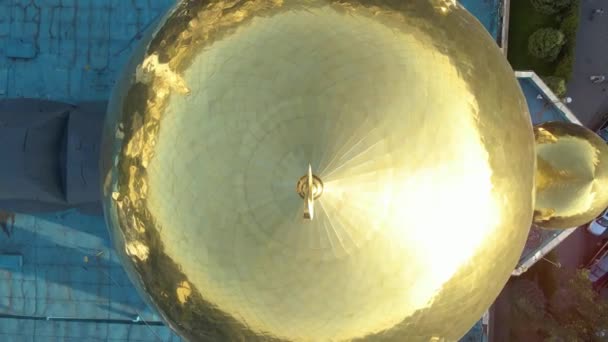 哈萨克斯坦阿拉木图 2023年8月17日 一个带有新月形月亮的大金色圆顶 从上面看中央清真寺 — 图库视频影像