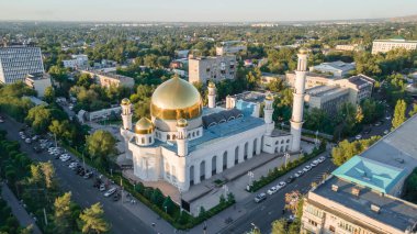 Almaty, Kazakistan - 17 Ağustos 2023: Şehrin arka planındaki metropolün güzel merkezi camisi. İslam Devleti