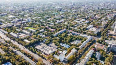 Almaty, Kazakistan - 17 Ağustos 2023: Güneşli bir günde şehrin panoramik manzarası. Sonbaharın başlarında