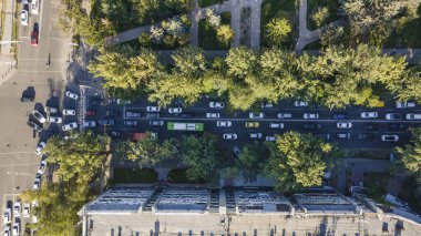 Almaty, Kazakistan - 17 Ağustos 2023: kavşağın önündeki caddede trafik sıkışıklığı. Güneşli bir gün