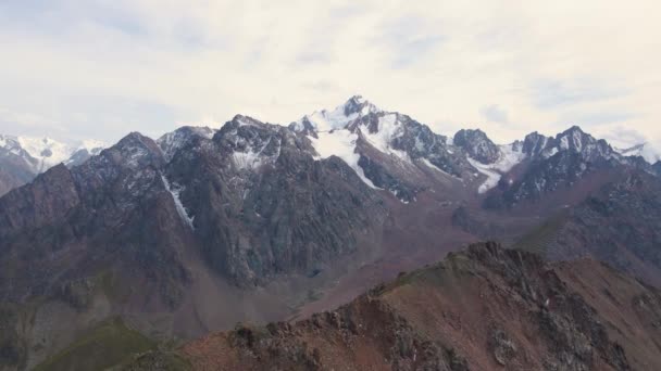 带着白雪覆盖的山峰从山脊上飞过 — 图库视频影像