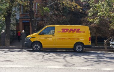 Almaty, Kazakistan - 17 Ağustos 2023: Otoparka park edilmiş bir DHL minibüsü. Kurye hizmetleri ve ulaşım