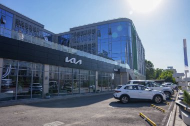 Almaty, Kazakistan - 17 Ağustos 2023 Kia galerisi cam bir binada. Otomotiv endüstrisi 