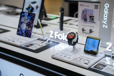 Almaty, Kazakistan - 17 Ağustos 2023: Samsung 'un yeni Galaxy Z kadrosuyla yaptığı elektronik talih kuşu. Koreli elektronik şirketi. Modern teknoloji