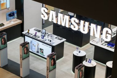 Almaty, Kazakistan - 17 Ağustos 2023 Samsung Elektronik Mağazası. Koreli elektronik şirketi. Modern teknoloji