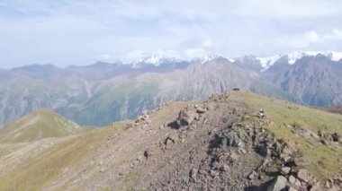 Tepenin üzerinden uçarken, panoramik bir kar tepesi manzarası vardı. Güneşli bir gün