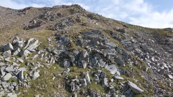 Vlucht Berghelling Met Rotsblokken Uitzicht Het Bergdal Zonnige Dag — Stockvideo