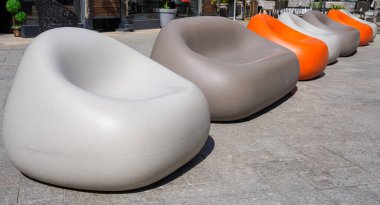 Yumuşak sandalyeler ve sokak platformunda duran plastik koltuklar. Modern kentsel dış görünüş                           