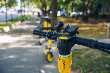Bir e-scooter 'ın direksiyon simidinin tabanının bir parçası. Modern şehir ulaşımı                      