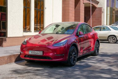 Almaty, Kazakistan - 25 Ağustos 2023: Tesla Model 3 'ün ön saati kırmızıdır. Sokak otoparkı