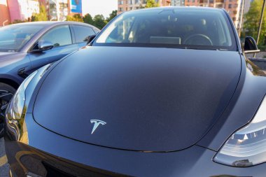  Almaty, Kazakistan - 18 Ağustos 2023: 3. modelin kaputunda Tesla amblemi. Elektrikli araba.                              