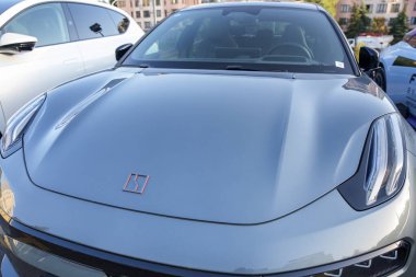 Almaty, Kazakistan - 18 Ağustos 2023: Model 001 'in kaputunda Zeekr amblemi. Elektrikli araba.                               